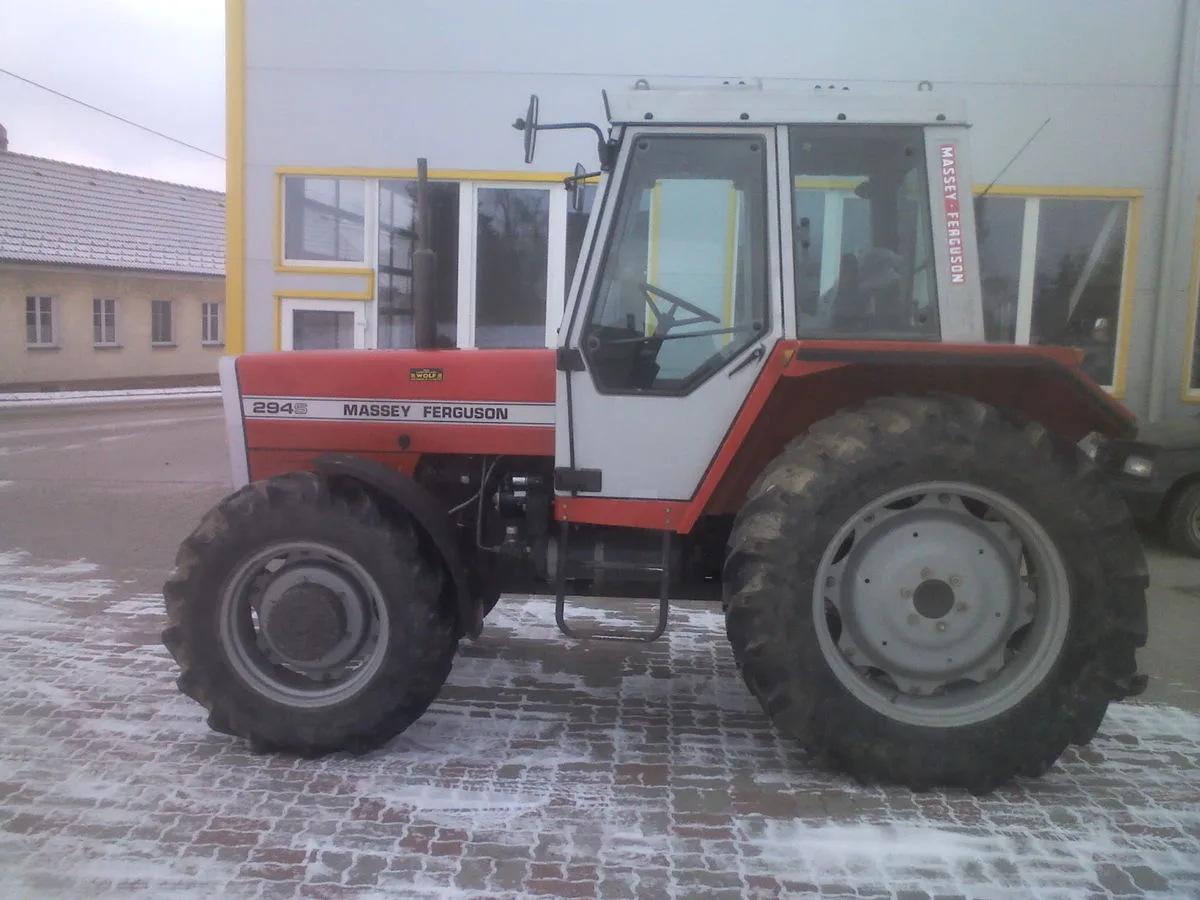 Roter Massey Ferguson 294 von der Seite vor der gelben Halle