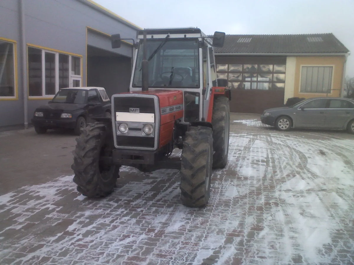 Massey Ferguson 294 von vorne auf dem verschneiten Hof