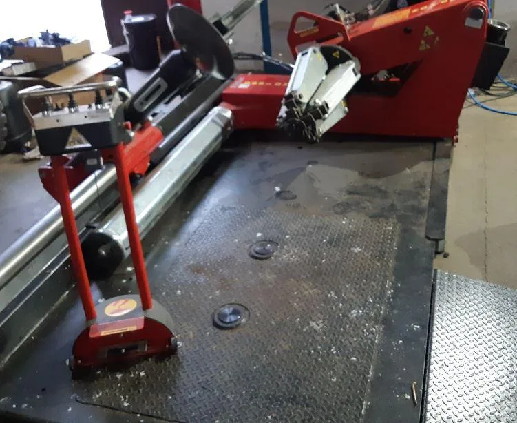 Rote Reifenmontiermaschine Corghi mit Montagearm auf dem Werkstattboden